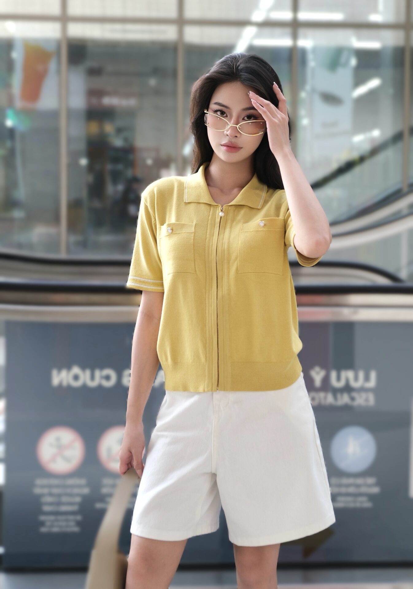Quần short jeans cạp thường túi chéo - Ảnh 2